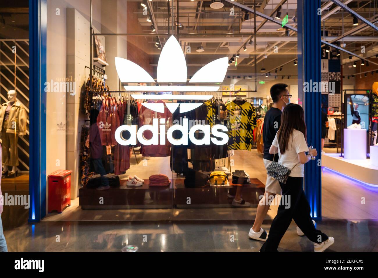 Des piétons marchent devant un magasin Adidas Originals. (Photo par Alex  Tai / SOPA Images / Sipa USA Photo Stock - Alamy