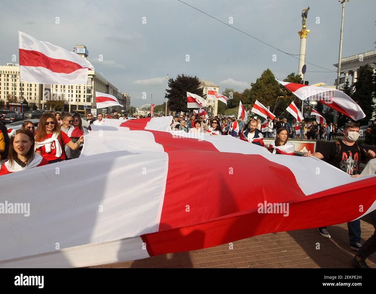 Des manifestants portant un grand drapeau historique blanc-rouge-blanc de la Biélorussie pendant le rassemblement. Les citoyens biélorusses vivant en Ukraine et les militants ukrainiens ont participé à un rassemblement pour exprimer leur solidarité avec le mouvement de protestation en Biélorussie contre les résultats des élections présidentielles. (Photo de Pavlo Gonchar / SOPA Images / Sipa USA) Banque D'Images