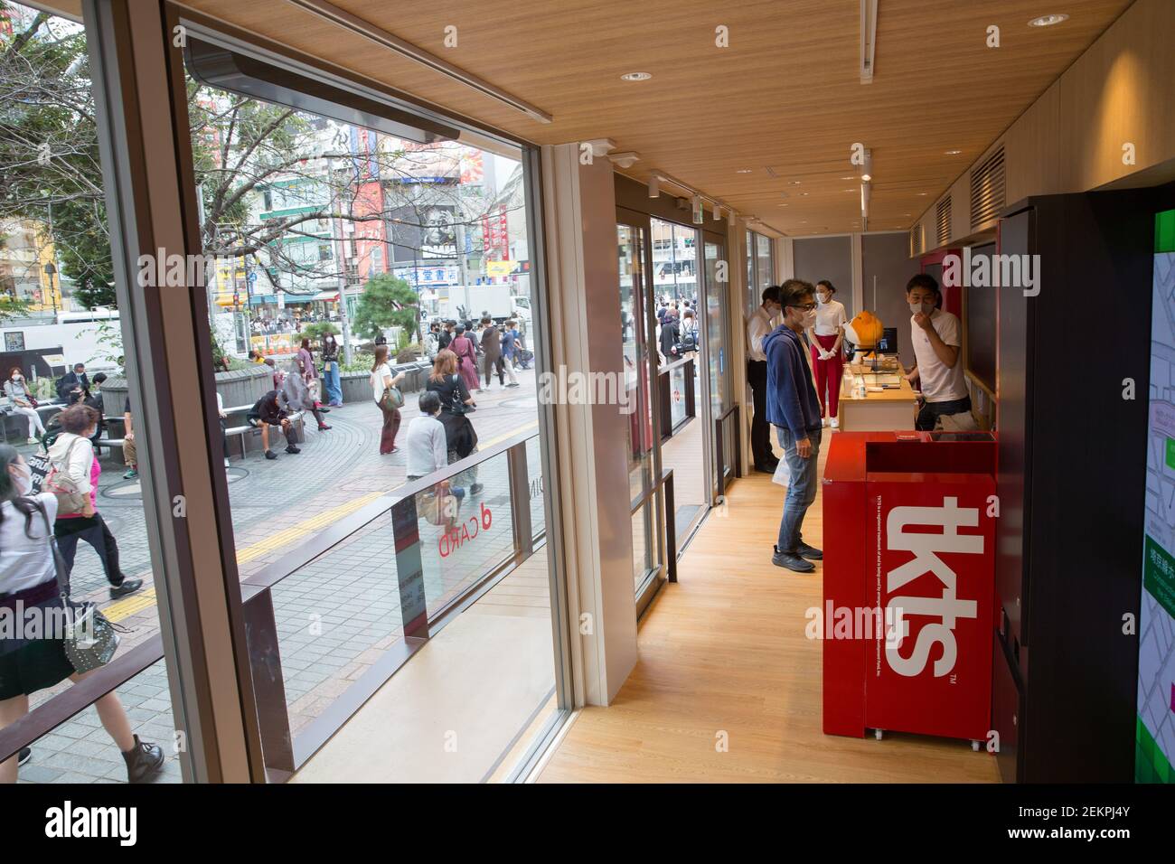 Les personnes qui se trouvent dans le centre d'information touristique nouvellement ouvert appelé « boîte Hibu Hachi » à Shibuya, Tokyo. Il a été ouvert le 1er octobre 2020 et a remplacé le célèbre train vert vintage qui a accueilli le centre pendant de nombreuses années. Il a été ouvert le 1er octobre 2020 et a remplacé le célèbre train vert vintage qui a accueilli le centre pendant de nombreuses années. (Photo de Stanislav Kogiku / SOPA Images/Sipa USA) Banque D'Images