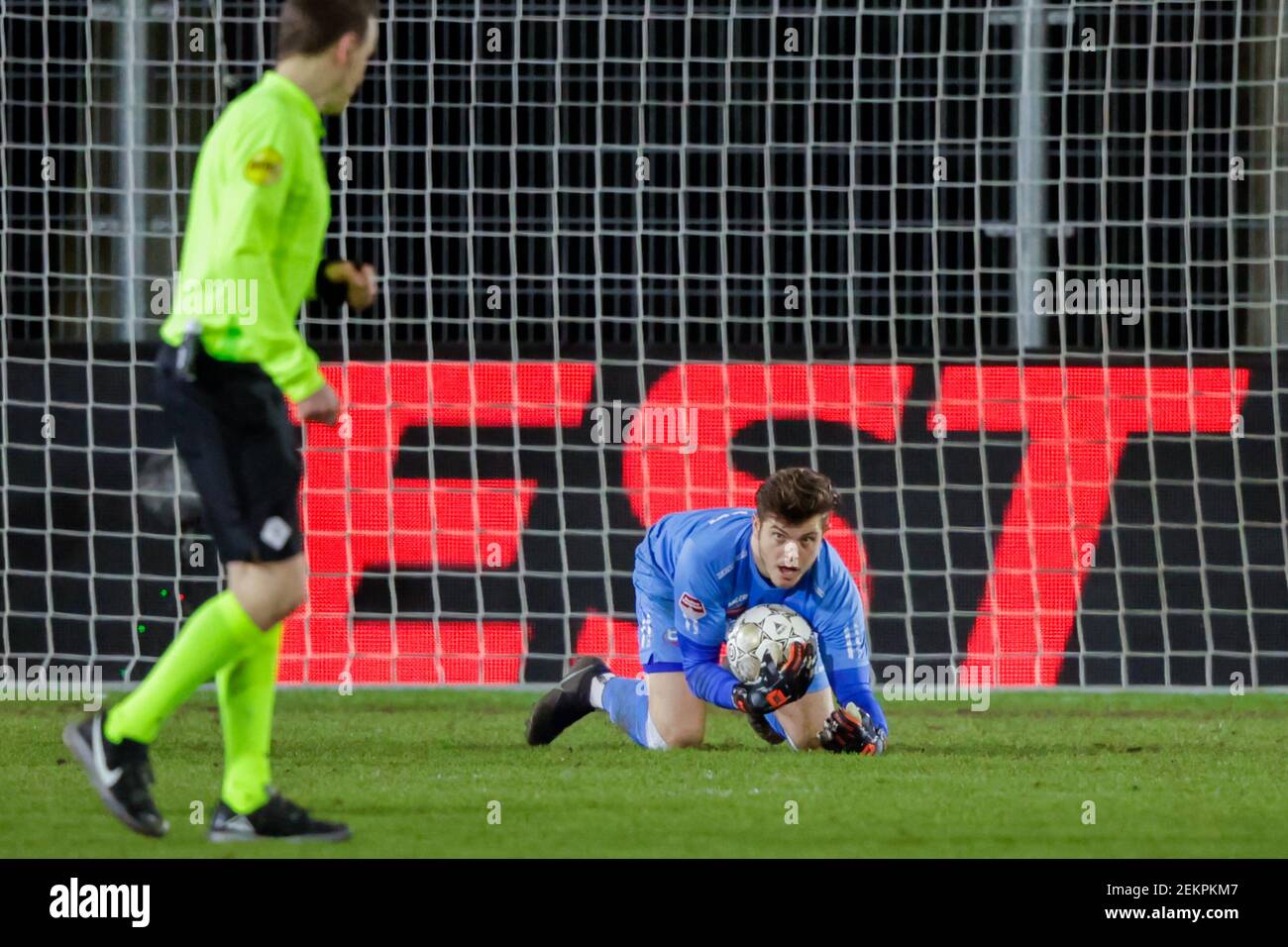 EINDHOVEN, PAYS-BAS - FÉVRIER 23 : gardien de but Stijn van Gassel de Helmond Sport pendant le match de la division Keukenkampioen entre Jong PSV et Helmon Banque D'Images