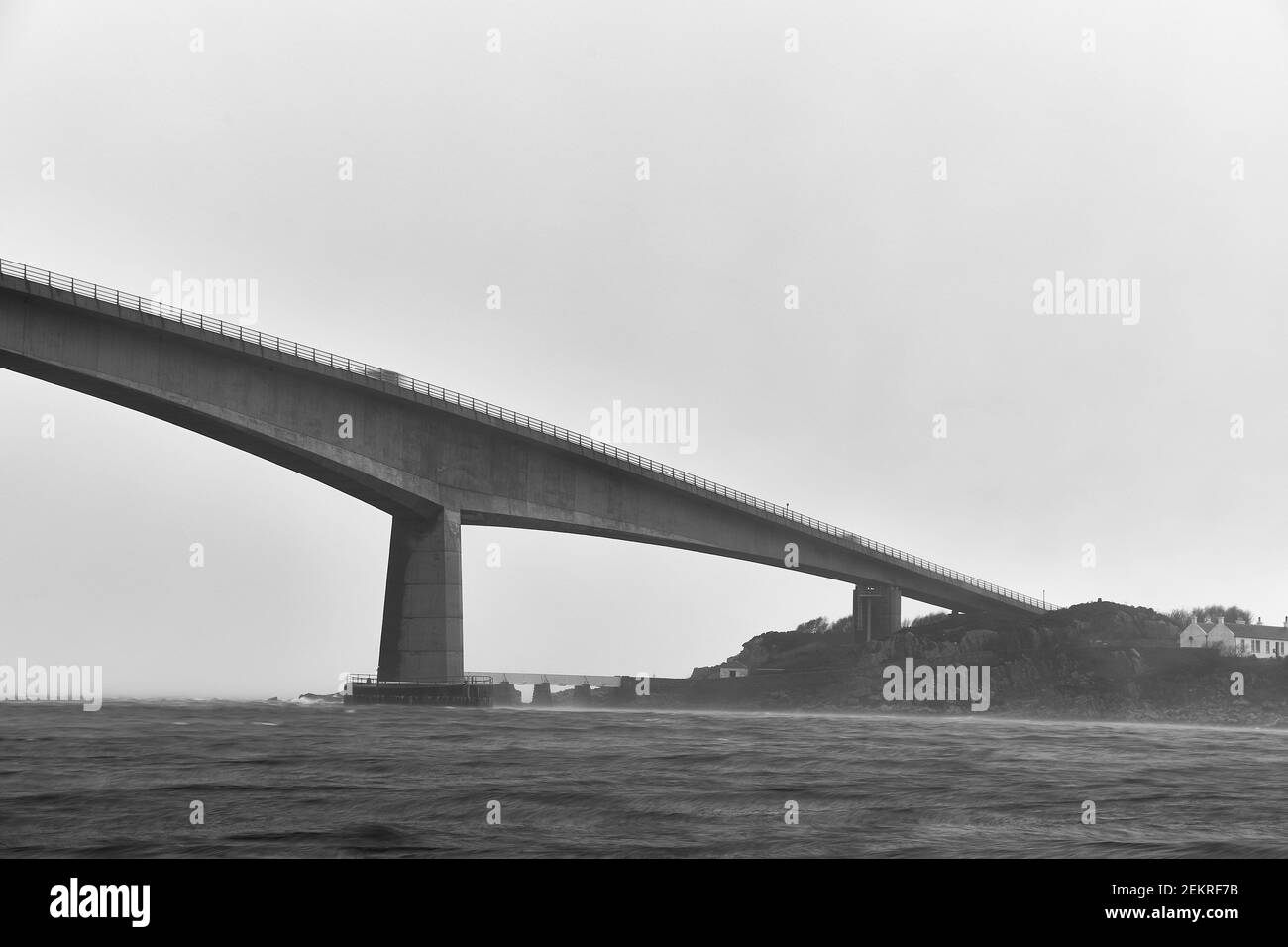 grand et long pont sur l'île de skye en écosse, royaume-uni. banc et noir avec espace de copie pour la publicité Banque D'Images