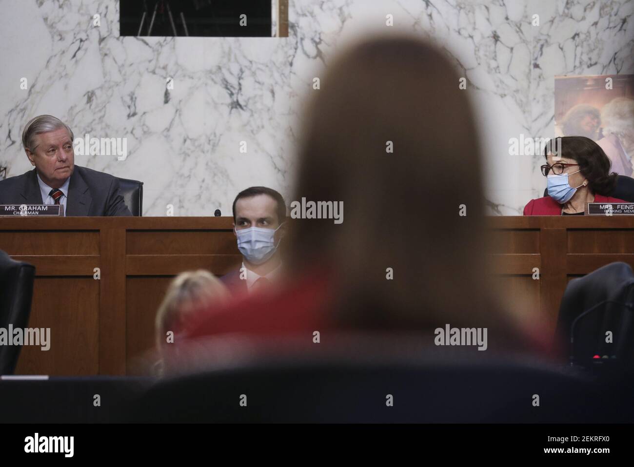 Lindsey Graham (R-SC), présidente de la Commission judiciaire du Sénat, se penche sur la direction du sénateur Dianne Feinstein (D-CA), membre du classement, au cours de la deuxième journée des audiences de confirmation du comité sur la nomination de la juge Amy Coney Barrett à la Cour suprême des États-Unis à Capitol Hill, à Washington, aux États-Unis, le 13 octobre 2020. Photo par Leah Millais/Pool/Sipa USA Banque D'Images