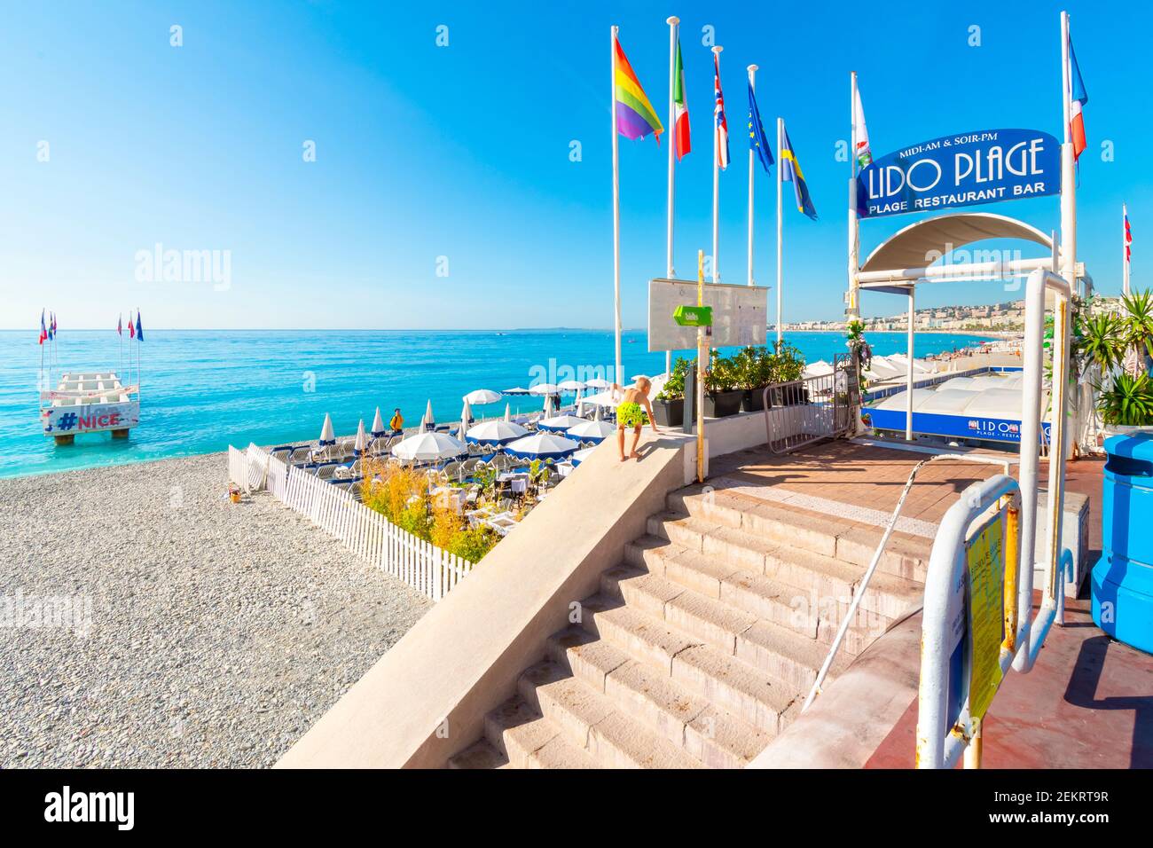 Promenade des Anglais vue sur le club privé et la plage du Lido Plage Restaurant et Bar le long de la Côte d'Azur à Nice, France Banque D'Images