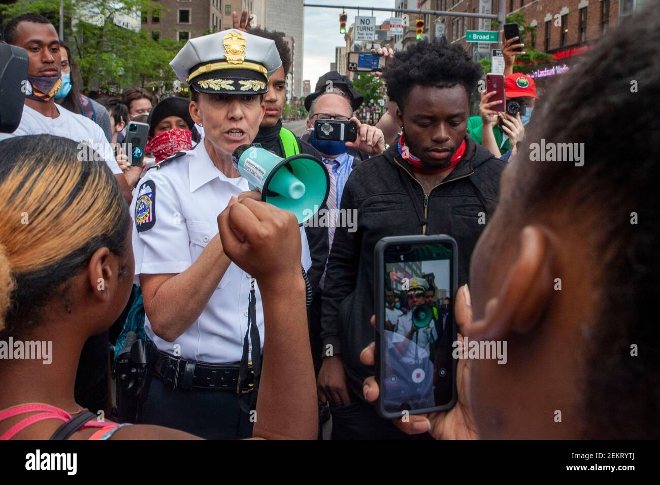 Jennifer Knight, chef de police adjoint, s'adresse à la foule de manifestants pour brutalité policière à l'Ohio Statehouse Square. De grands groupes de manifestants se sont rassemblés devant l'Ohio Statehouse pour protester contre la brutalité policière et contre le meurtre de George Floyd par l'officier de police de Minneapolis Derek Chauvin le 25 mai 2020. Les gens ont protesté de 10 h à 22 h 30 lorsque les manifestants ont été dispersés par la police de Riot pour avoir brisé le couvre-feu de 22 h. Le jour de la manifestation a impliqué des moments marqués de marche, de chant, de ralliement et de manifestations performatives telles que les « Die-in » ou les « mentir-in » Banque D'Images