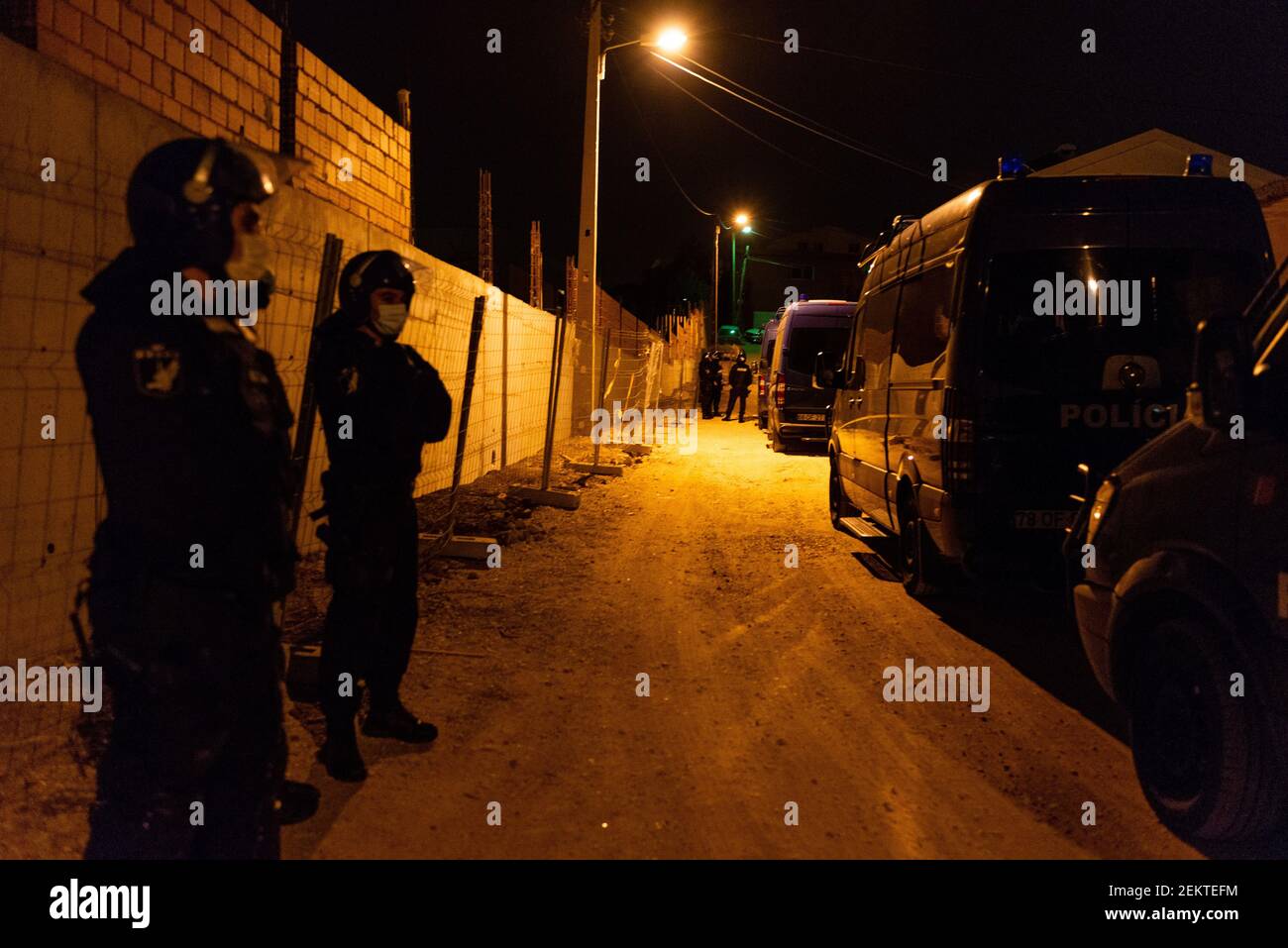 Amadora 10 18 La Police De Securite Publique Mobilise Plusieurs Fourgonnettes De L Unite D Intervention Speciale De Cova Da Moura Apres Une Plainte Au Sujet D Une Partie Avec Des Dj Avec Rassemblement Et Amadora 10 18 La Police De Securite Publique Mobilise Plusieurs Fourgonnettes De L Unite D Intervention Speciale De Cova Da Moura Apres Une Plainte Au Sujet D Une Partie Avec Des Dj Avec Rassemblement Et