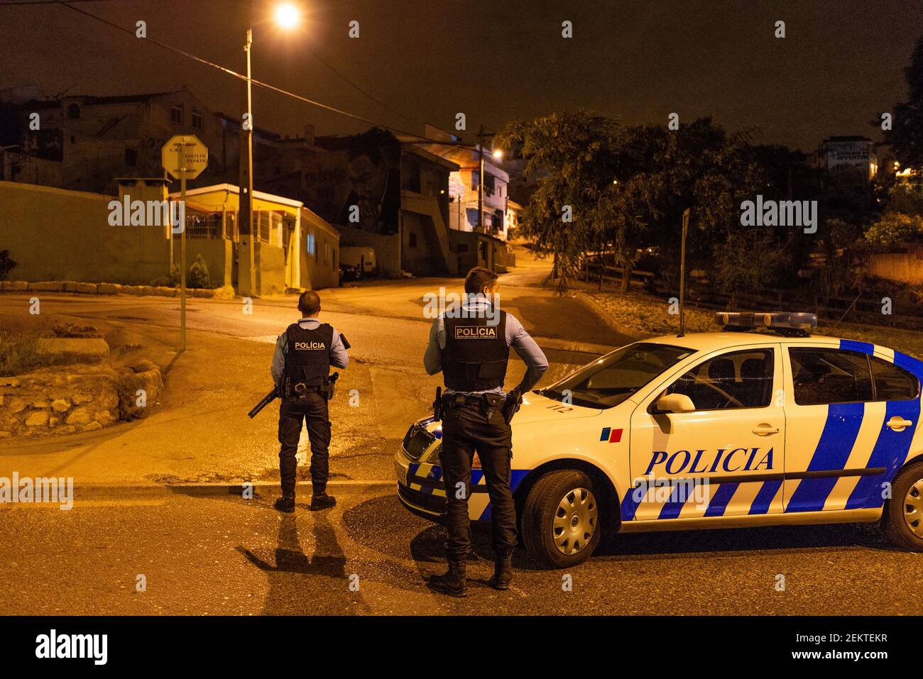 Amadora 10 18 La Police De Securite Publique Mobilise Plusieurs Fourgonnettes De L Unite D Intervention Speciale De Cova Da Moura Apres Une Plainte Au Sujet D Une Partie Avec Des Dj Avec Rassemblement Et Amadora 10 18 La Police De Securite Publique Mobilise Plusieurs Fourgonnettes De L Unite D Intervention Speciale De Cova Da Moura Apres Une Plainte Au Sujet D Une Partie Avec Des Dj Avec Rassemblement Et