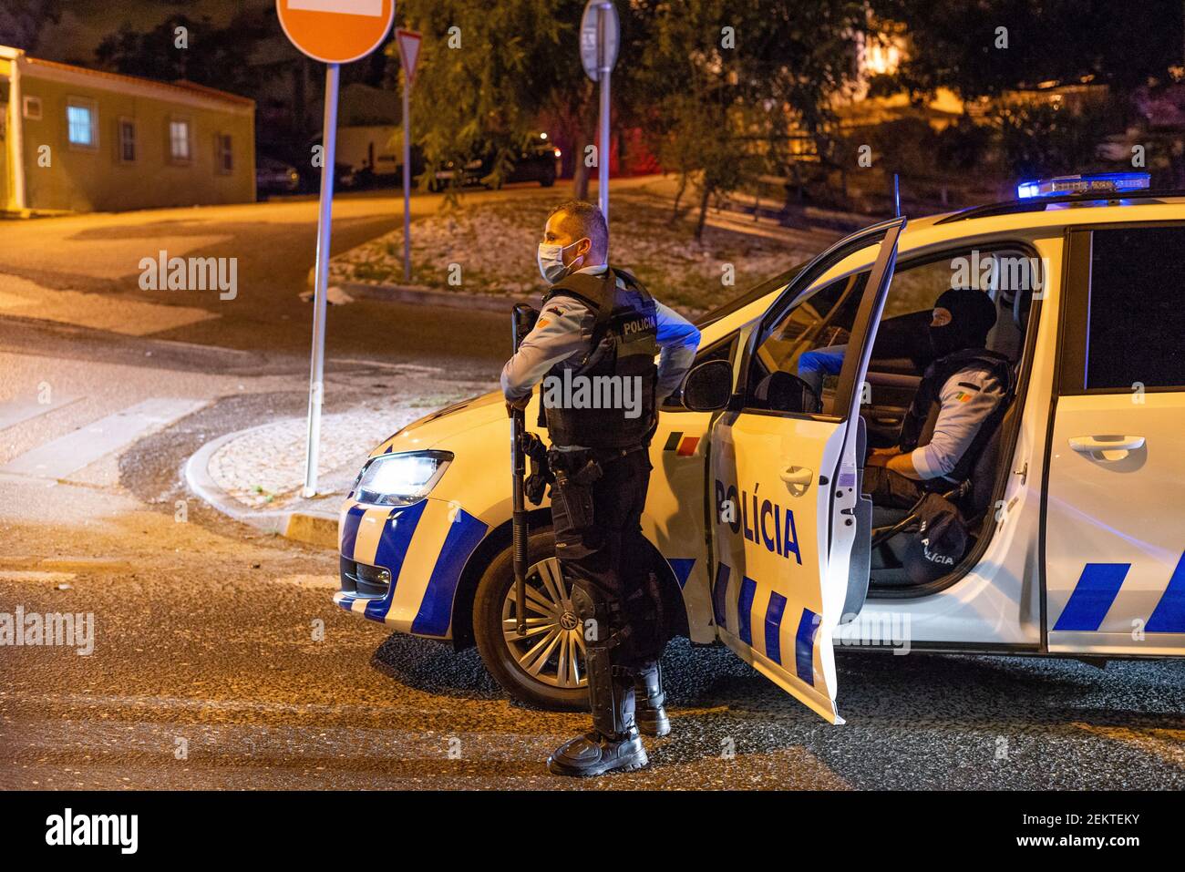 Amadora 10 18 La Police De Securite Publique Mobilise Plusieurs Fourgonnettes De L Unite D Intervention Speciale De Cova Da Moura Apres Une Plainte Au Sujet D Une Partie Avec Des Dj Avec Rassemblement Et Amadora 10 18 La Police De Securite Publique Mobilise Plusieurs Fourgonnettes De L Unite D Intervention Speciale De Cova Da Moura Apres Une Plainte Au Sujet D Une Partie Avec Des Dj Avec Rassemblement Et