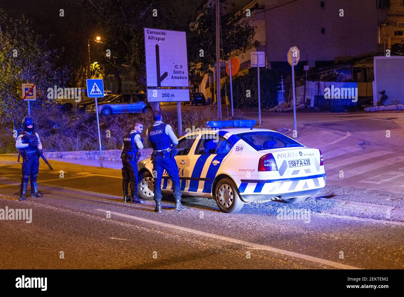Amadora 10 18 La Police De Securite Publique Mobilise Plusieurs Fourgonnettes De L Unite D Intervention Speciale De Cova Da Moura Apres Une Plainte Au Sujet D Une Partie Avec Des Dj Avec Rassemblement Et Amadora 10 18 La Police De Securite Publique Mobilise Plusieurs Fourgonnettes De L Unite D Intervention Speciale De Cova Da Moura Apres Une Plainte Au Sujet D Une Partie Avec Des Dj Avec Rassemblement Et
