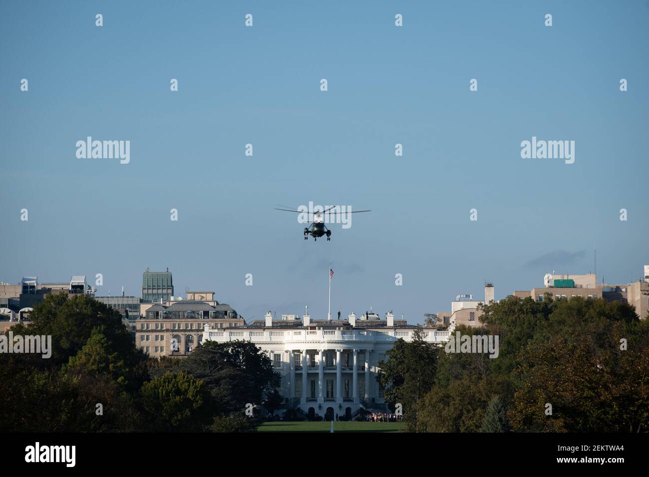 Marine One, qui porte le président américain Donald Trump, se déporte de la Maison Blanche, à Washington, D.C., le 21 octobre 2020, dans le contexte de la pandémie du coronavirus. Comme l'ont confirmé le cas de COVID-19 continue d'augmenter rapidement dans une nouvelle vague de cas à l'échelle nationale, le président Donald Trump et l'ancien vice-président Joe Biden se préparent pour le débat présidentiel final de demain, le jour de l'élection à moins de deux semaines. (Graeme Sloan/Sipa USA) Banque D'Images