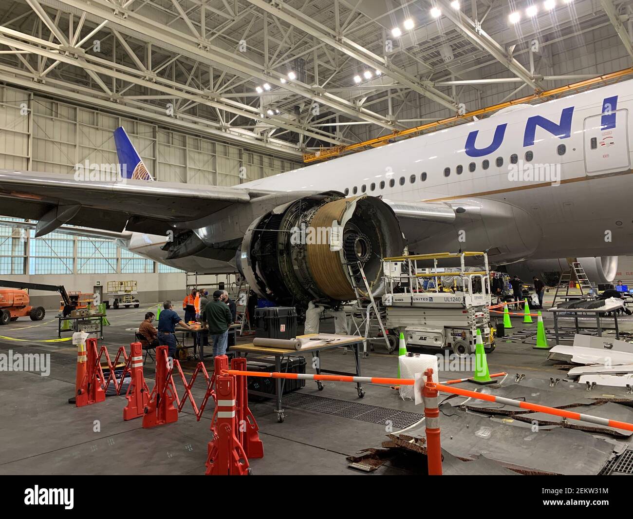 (210224) -- BEIJING, 24 février 2021 (Xinhua) -- photo prise aux États-Unis, le 22 février 2021 montre le moteur endommagé du Boeing 777-200 du vol 328 de United Airlines. Boeing Company a déclaré dimanche qu'elle appuyait la décision de suspendre l'exploitation de 777 avions équipés de moteurs Pratt & Whitney 4000-112 après qu'un Boeing 777-200 ait subi un problème de moteur le 20 février. Un Boeing 777-200 en provenance d'United Airlines a effectué un atterrissage d'urgence à l'aéroport international de Denver le 20 février après que le moteur droit ait subi une défaillance et a explosé à mi-vol. (NTSB/document via Xinhu Banque D'Images