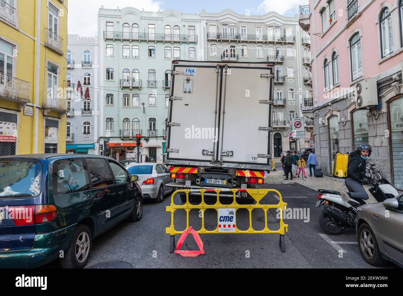 Lisbonne, 10/23/2020 - l'abattage sur Rua Cavaleiro de Oliveira immobilise  un camion étant donné que la roue avant droite a percé le trottoir. Le  chariot a été arrêté au feu qui donne