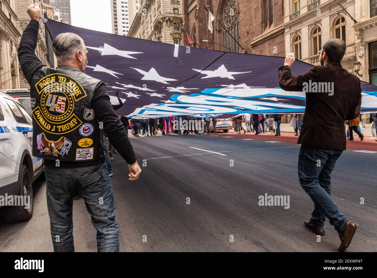 Porteur d'un drapeau « Loi et ordre » surdimensionné, les partisans de Trump défilés de la Trump Tower à Times Square à New York le 25 octobre 2020. (Photo de Gabriele Holtermann/Sipa USA) Banque D'Images