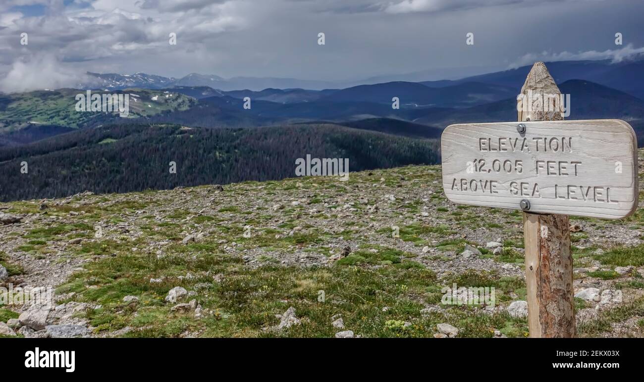 12,005 pieds au-dessus du niveau de la mer signe d'élévation Rocky Mountain National Park, Colorado, États-Unis Banque D'Images