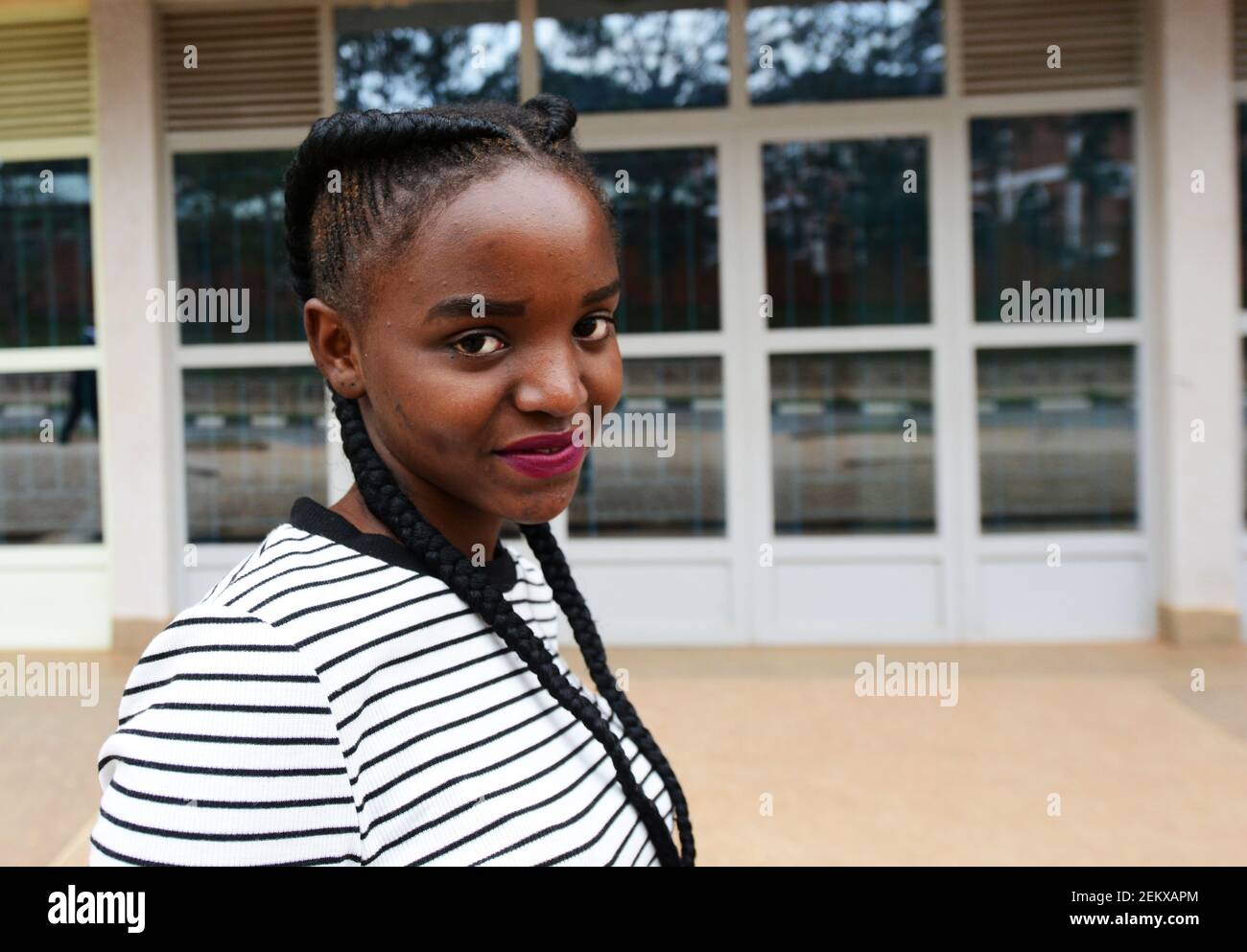 Femme rwandaise souriante Banque de photographies et d’images à haute ...