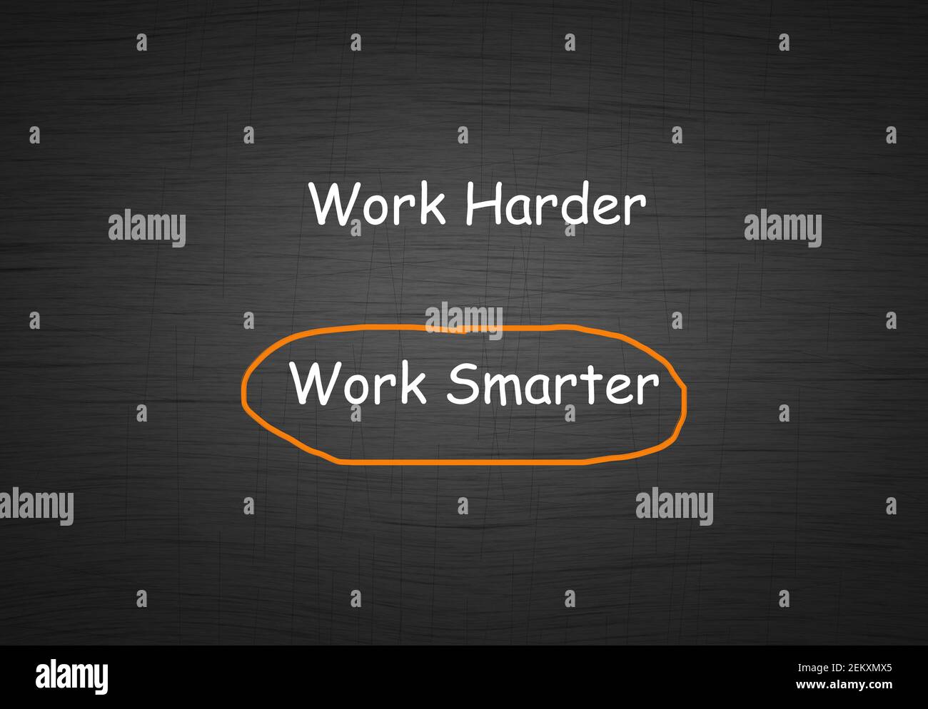 Travaillez plus dur plutôt que de travailler plus intelligemment avec du texte dans tableau noir Banque D'Images