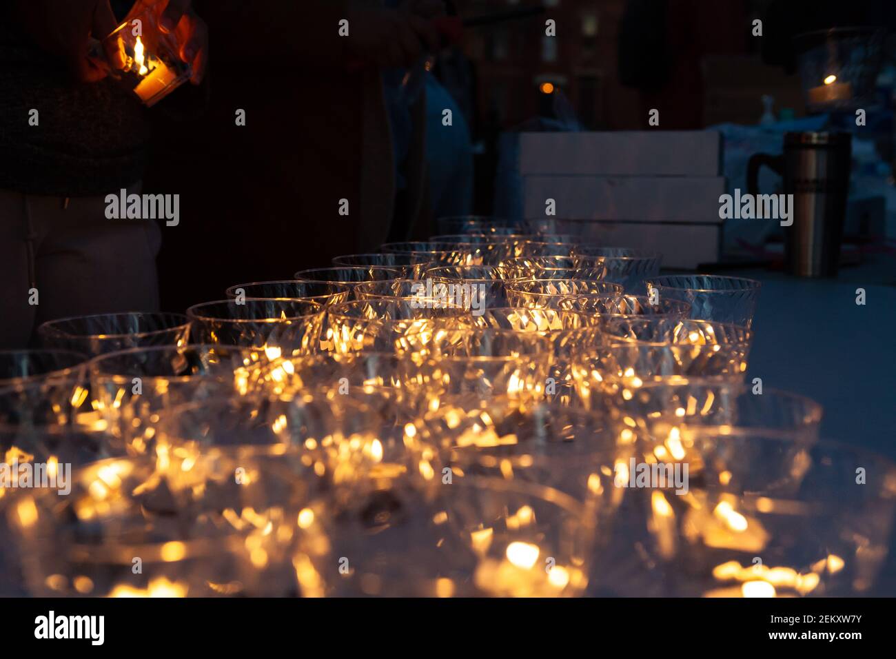 Washington, DC, États-Unis, 23 février 2021. Photo : des bougies s'assoient sur une table pour les participants lors d'une veillée aux chandelles marquant le premier anniversaire de la mort d'Ahmaud Arbery. Arbery, un Noir, a été assassiné alors qu'il faisait du jogging par deux blancs dans le comté de Glynn, en Géorgie. Crédit : Allison C Bailey/Alay Live News Banque D'Images
