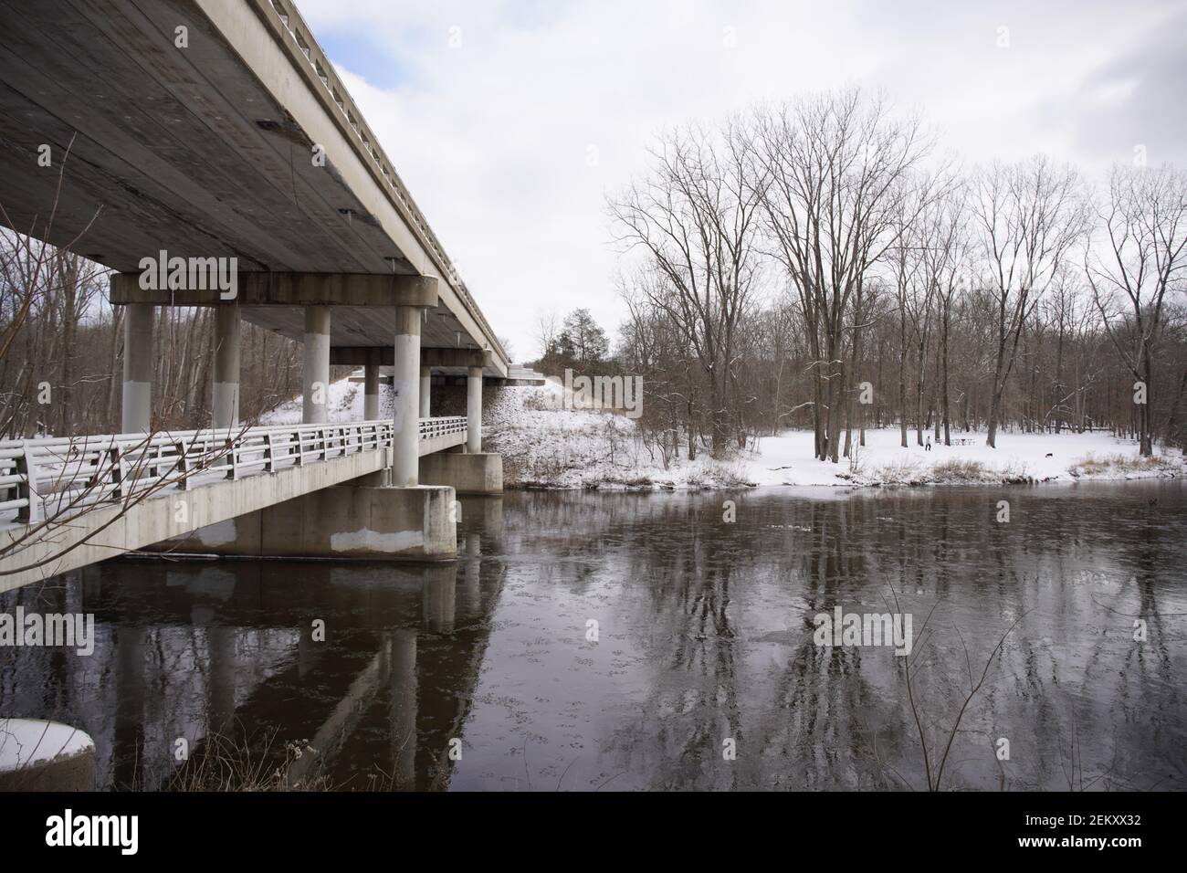 Le paysage d'un pont et d'une rivière plate, parc de Fallasburg, Lowell, MI, janvier, 2021 Banque D'Images