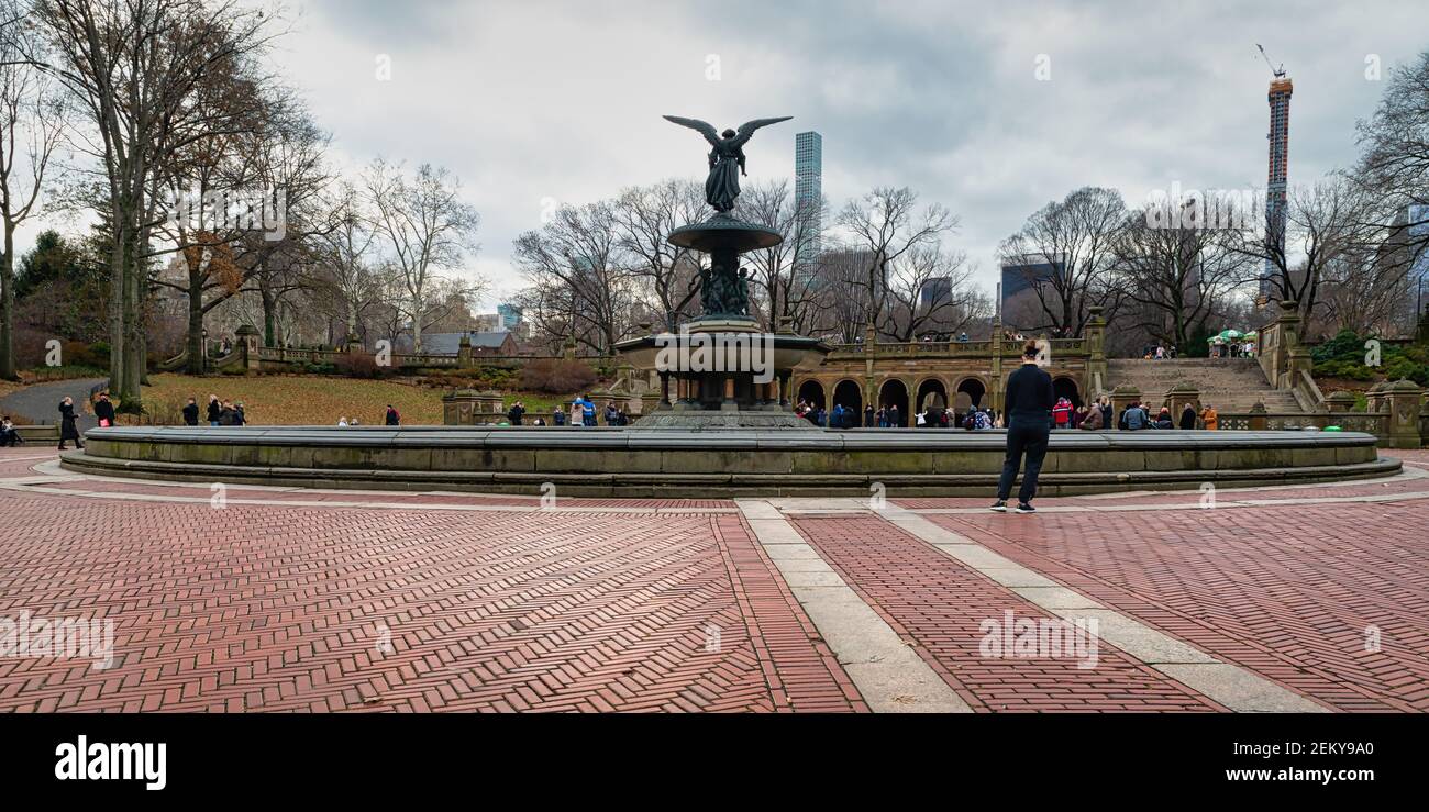 Bethesda Terrace and Fountain in Central Park New York avec la célèbre statue de l'Ange des eaux, vue sur la lumière du jour avec des gens et des nuages dans le ciel Banque D'Images