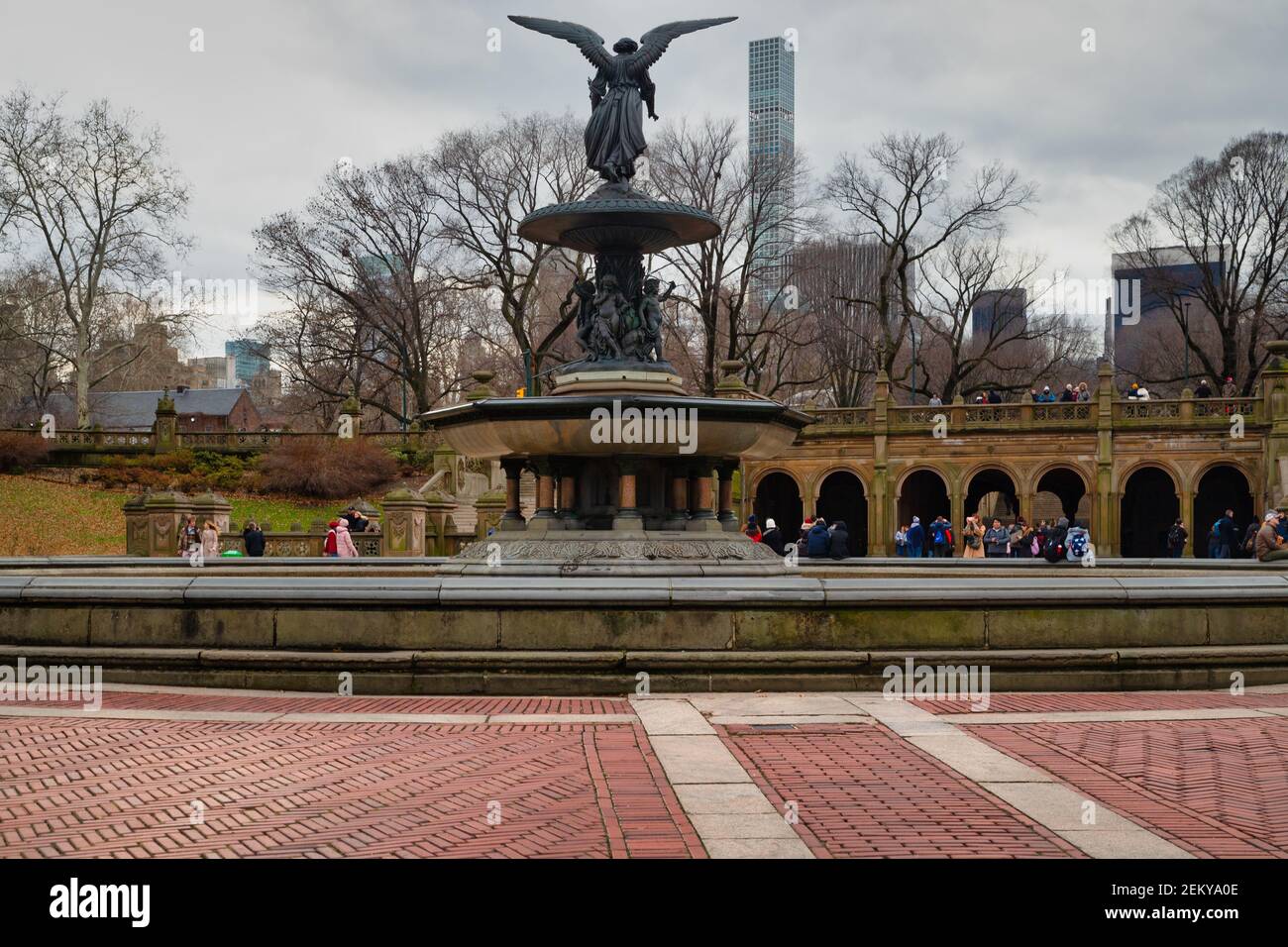Bethesda Terrace and Fountain in Central Park New York avec la célèbre statue de l'Ange des eaux, vue sur la lumière du jour avec des gens et des nuages dans le ciel Banque D'Images