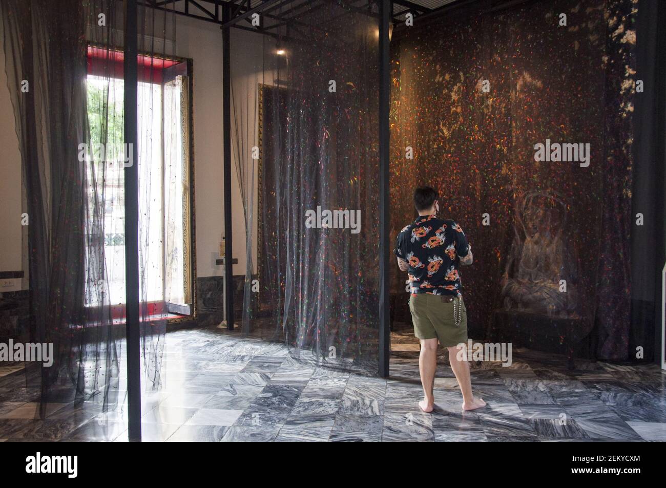 Un homme est vu à la recherche de l'œuvre d'art qui a été mise en place à Wat Pho pendant l'exposition. La Biennale d'art de Bangkok (BAB) est un festival d'art biannuel qui se déroule dans la capitale de la Thaïlande dans tout le cœur de Bangkok, dans des galeries, des espaces publics, des temples et des monuments emblématiques. La Biennale d'art de Bangkok (BAB) a débuté du 29 octobre 2020 au 31 janvier 2021. (Photo de Peerapon Boonyakiat / SOPA Images/Sipa USA) Banque D'Images