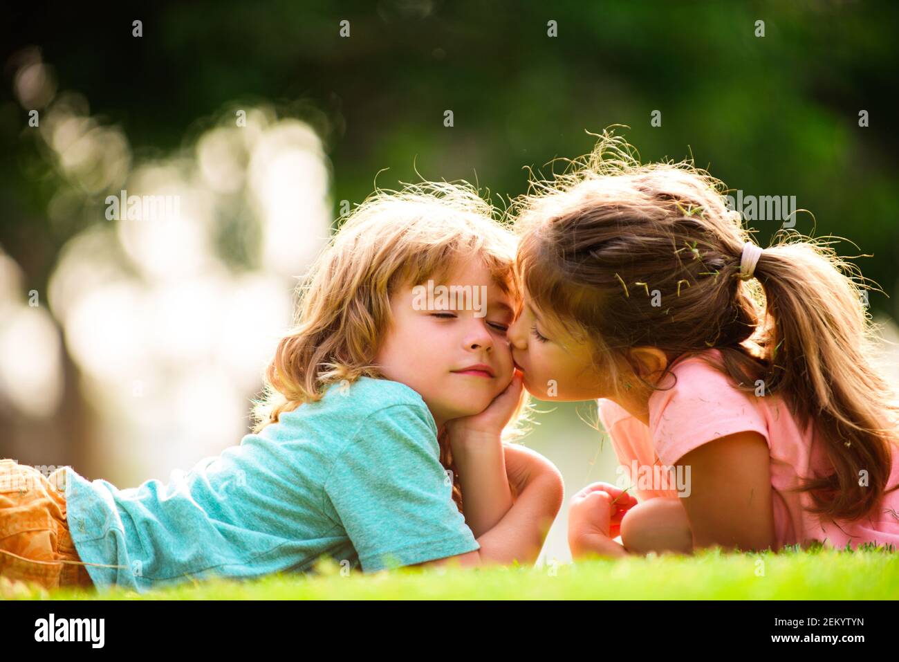 Amour Mignon Petite Fille Embrassant Garcon A L Exterieur Dans Le Parc Relations Avec Les Enfants Photo Stock Alamy