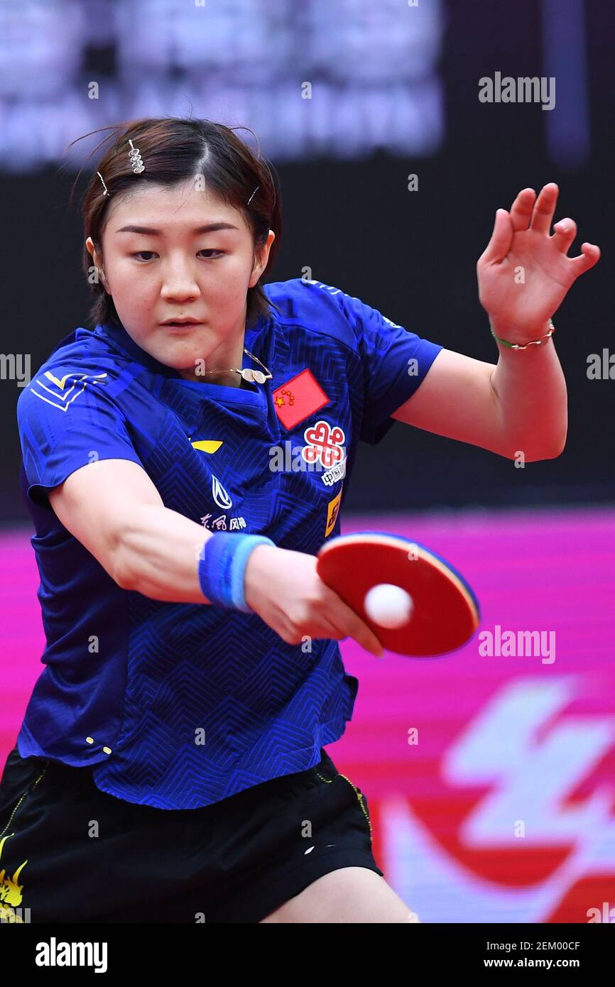 Le joueur chinois de tennis de table Chen Meng joue contre le joueur  roumain de tennis de table Bernadette Szocs lors de la finale de la coupe  du monde 2020 de l'ITTF