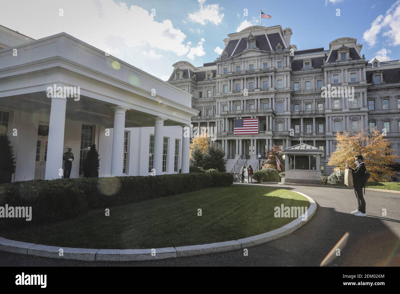 Une personne prend une photo d'une Marine se tenant à l'extérieur de l'aile ouest de la Maison Blanche le mardi 10 novembre 2020 à Washington, DC. (Photo d'Oliver Contreras/Pool/Sipa USA) Banque D'Images