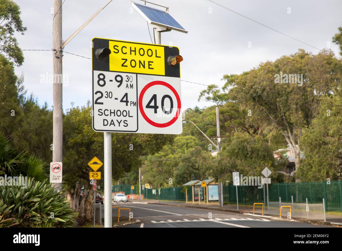 Panneau de zone scolaire australienne avec limite de vitesse de 40 km et Panneau solaire, Sydney, Australie Banque D'Images