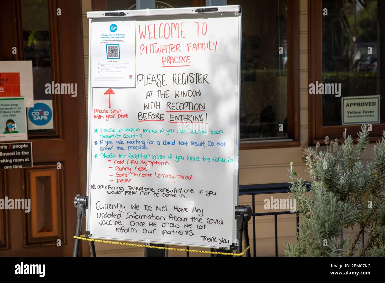 Covid 19 précautions au bureau de Sydney Doctors GP, inclure un code QR pour scanner et confirmer l'absence de maladie,Sydney,NSW,Australie Banque D'Images