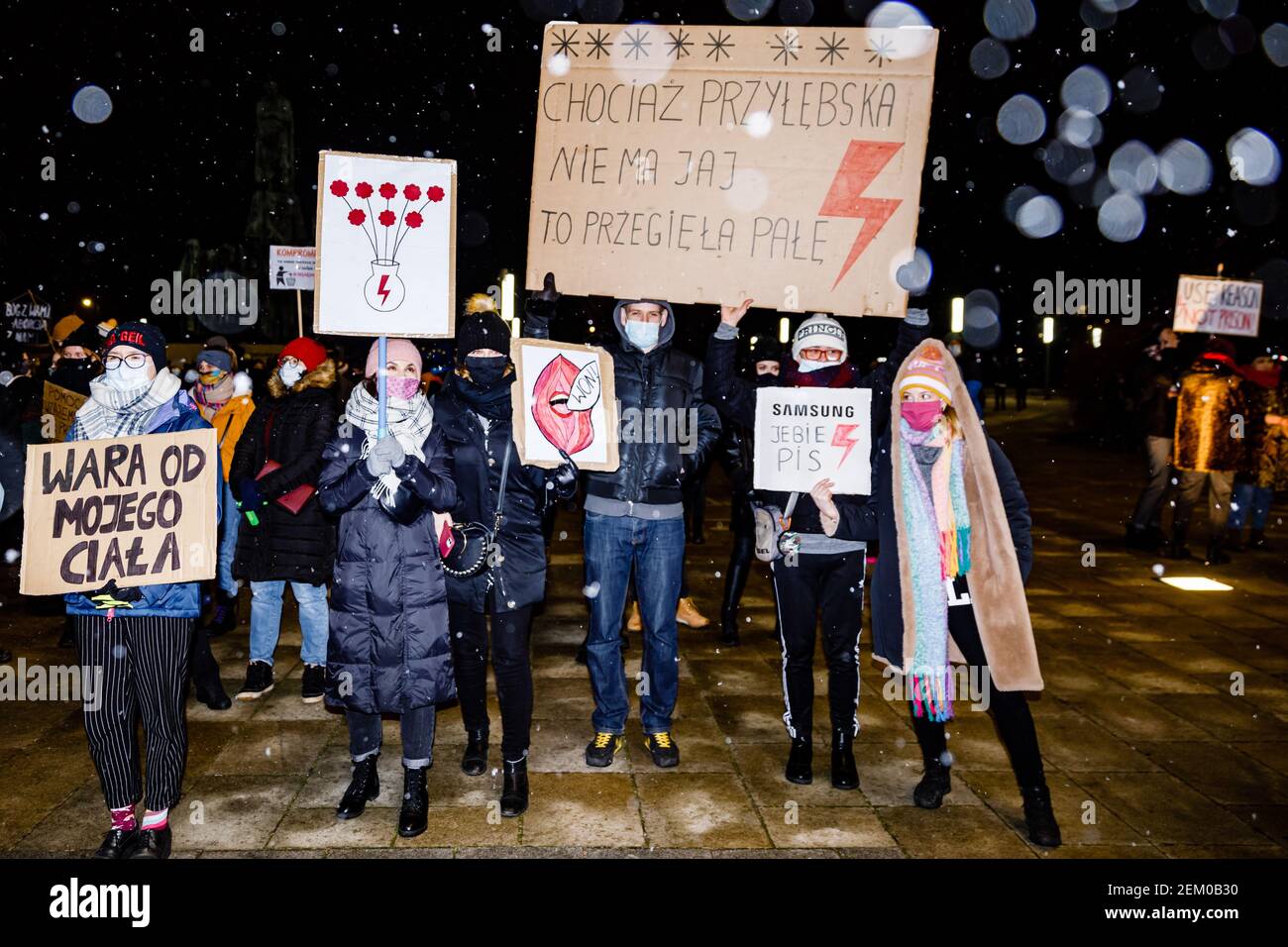 Des manifestants portant un masque sont vus tenant des plaques pendant la manifestation. Après le verdict de la Cour constitutionnelle polonaise qui est en train de mettre en œuvre l'un des th Banque D'Images