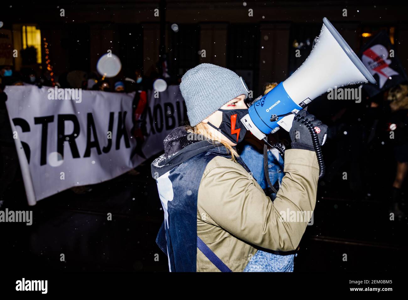 L'un des organisateurs d'une manifestation est vu parler aux manifestants à l'aide d'une corne de taureau pendant la manifestation. Après la Cour constitutionnelle polonaise ve Banque D'Images