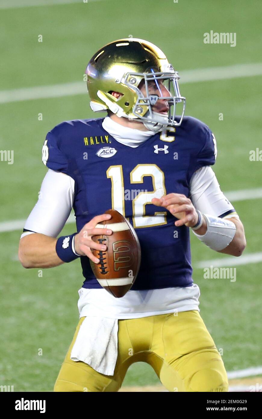 14 novembre 2020 ; Chestnut Hill, ma, États-Unis ; Notre Dame combat le quarterback irlandais Ian Book (12) en action pendant le match de football NCAA entre notre Dame Fighting Irish et Boston College Eagles au stade Alumni. Anthony Nesmith/(photo d'Anthony Nesmith/CSM/Sipa USA) Banque D'Images