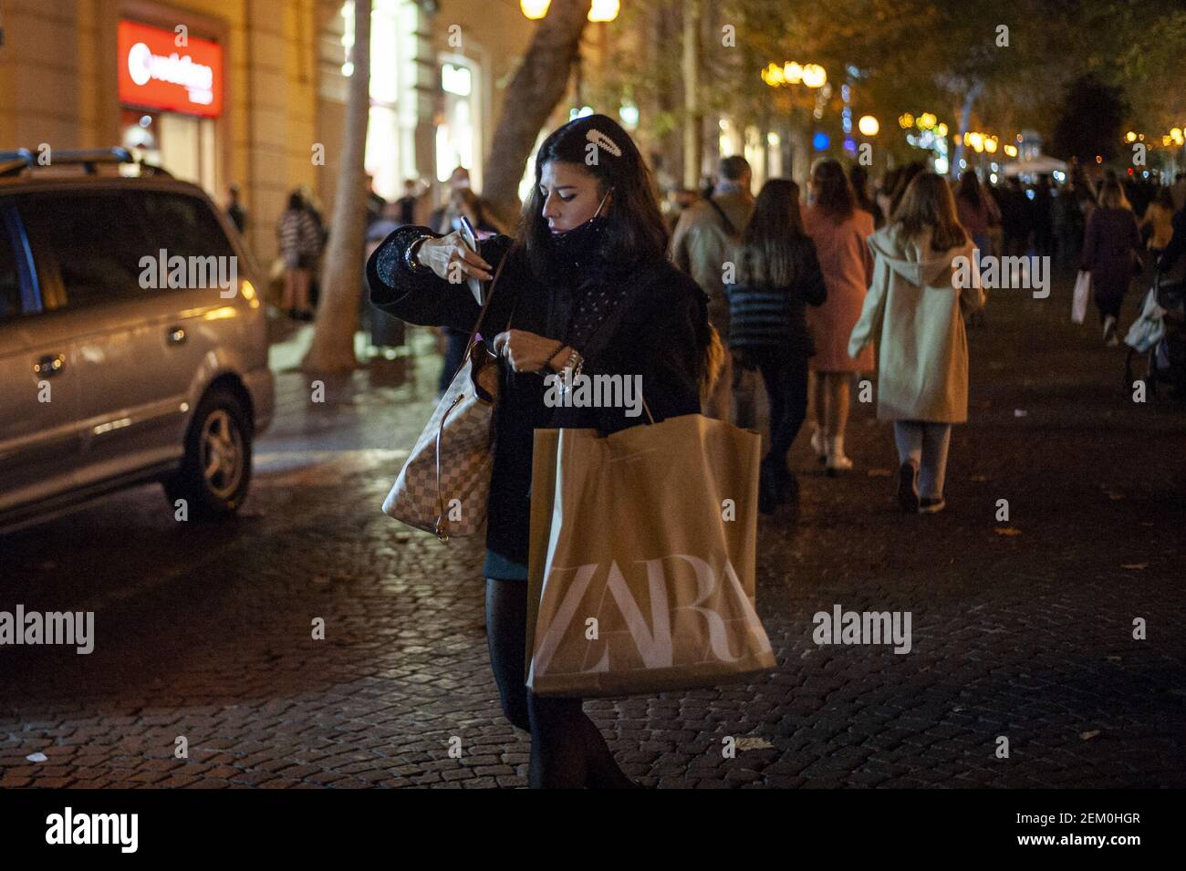 Une femme est vue portant un sac de shopping Zara. La vie quotidienne dans  le quartier branché de Vomero avant le début de la fermeture de la zone  rouge à Naples (photo