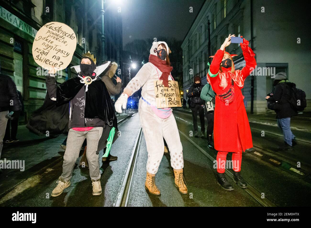 Des manifestants dansant dans une rue vue pendant la manifestation. Après le verdict de la Cour constitutionnelle polonaise qui met en œuvre l'un des plus restreignant Banque D'Images