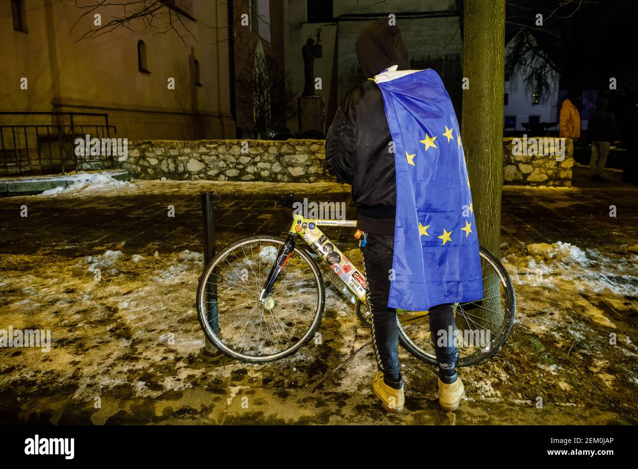 Un manifestant portant un drapeau de l'Union européenne sur le dos est vu après la manifestation. Après le verdict de la Cour constitutionnelle polonaise qui est en cours de mise en œuvre Banque D'Images