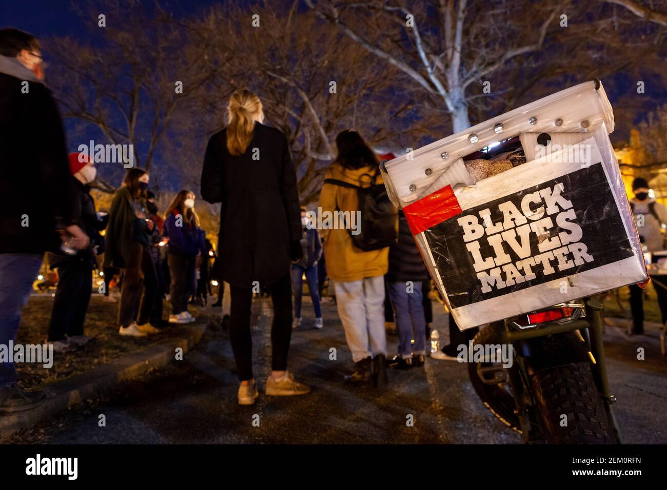 Washington, DC, États-Unis, 23 février 2021. Photo : une moto avec un panneau Black Lives Matter garé à une veillée aux chandelles pour Ahmaud Arbery, le premier anniversaire de sa mort. Arbery, un Noir, a été assassiné alors qu'il faisait du jogging par deux blancs dans le comté de Glynn, en Géorgie. Crédit : Allison C Bailey/Alay Live News Banque D'Images