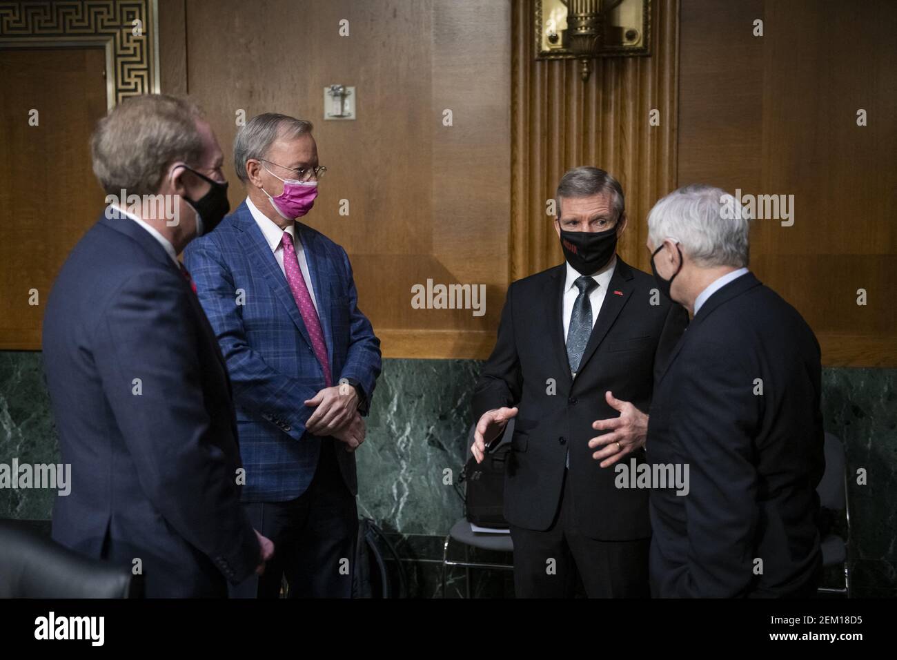 États-Unis le sénateur Jack Reed (démocrate de Rhode Island), président, Comité du Sénat américain sur les services armés, à droite, discute avec de gauche, Brad L. Smith, président, Microsoft Corporation, Dr Eric E. Schmidt, cofondateur, Schmidt futures et le général Herbert J. Carlisle, USAF (Ret.) / Président et chef de la direction, National Defense Industrial Association, avant une audience du Comité sénatorial sur les services armés pour examiner les technologies émergentes et leur impact sur la sécurité nationale, dans l'immeuble du Bureau du Sénat Dirksen à Washington, DC, Etats-Unis, le mardi 23 février, 2021. Photo de Rod Lamkey/CN Banque D'Images