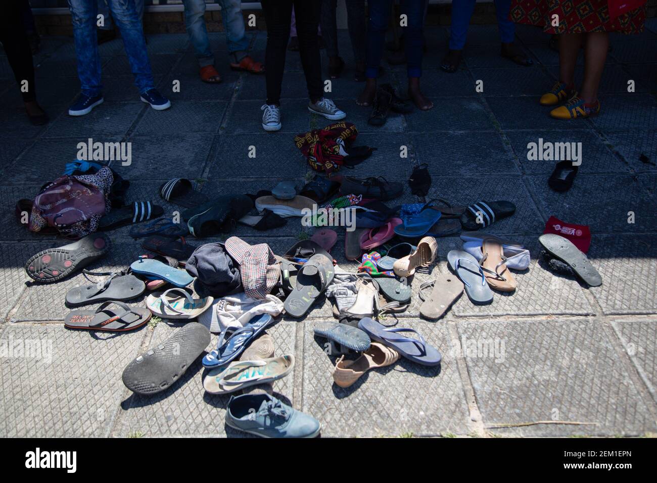 Chaussures et pantoufles laissées par les manifestants fuyant les gaz de  taregas pendant la manifestation. Les partisans du FEP protestent à la  suite d'un incident controversé à l'école secondaire de Brackenfell, où
