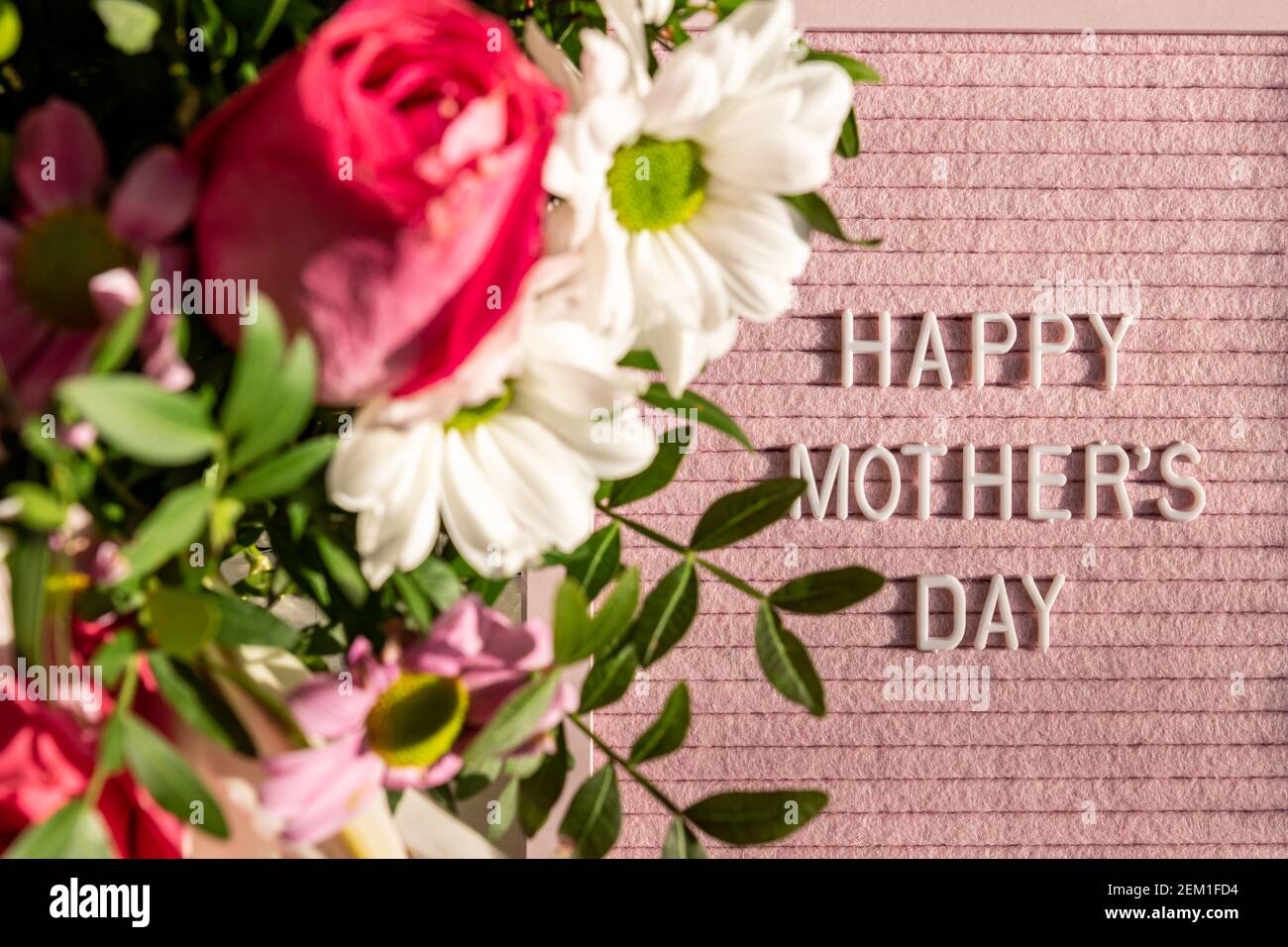 Carte De Vœux Festive Pour La Fete Des Meres Avec Citation Et Bouquet De Fleurs Photo Stock Alamy