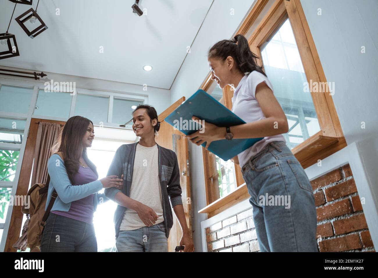 portrait du personnel de la maison d'hôtes asiatique accueillant un couple dans un hôtel boutique Banque D'Images