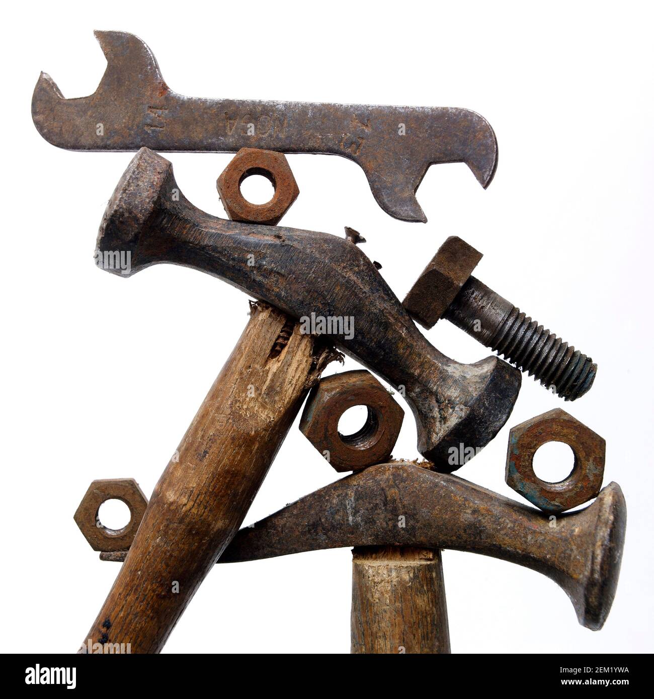 Collection d'outils à main assortis comprenant des clés et des marteaux disposés sur un fond blanc pour un thème d'atelier Banque D'Images Collection d'outils à main assortis comprenant des clés et des marteaux disposés sur un fond blanc pour un thème d'atelier Banque D'Images