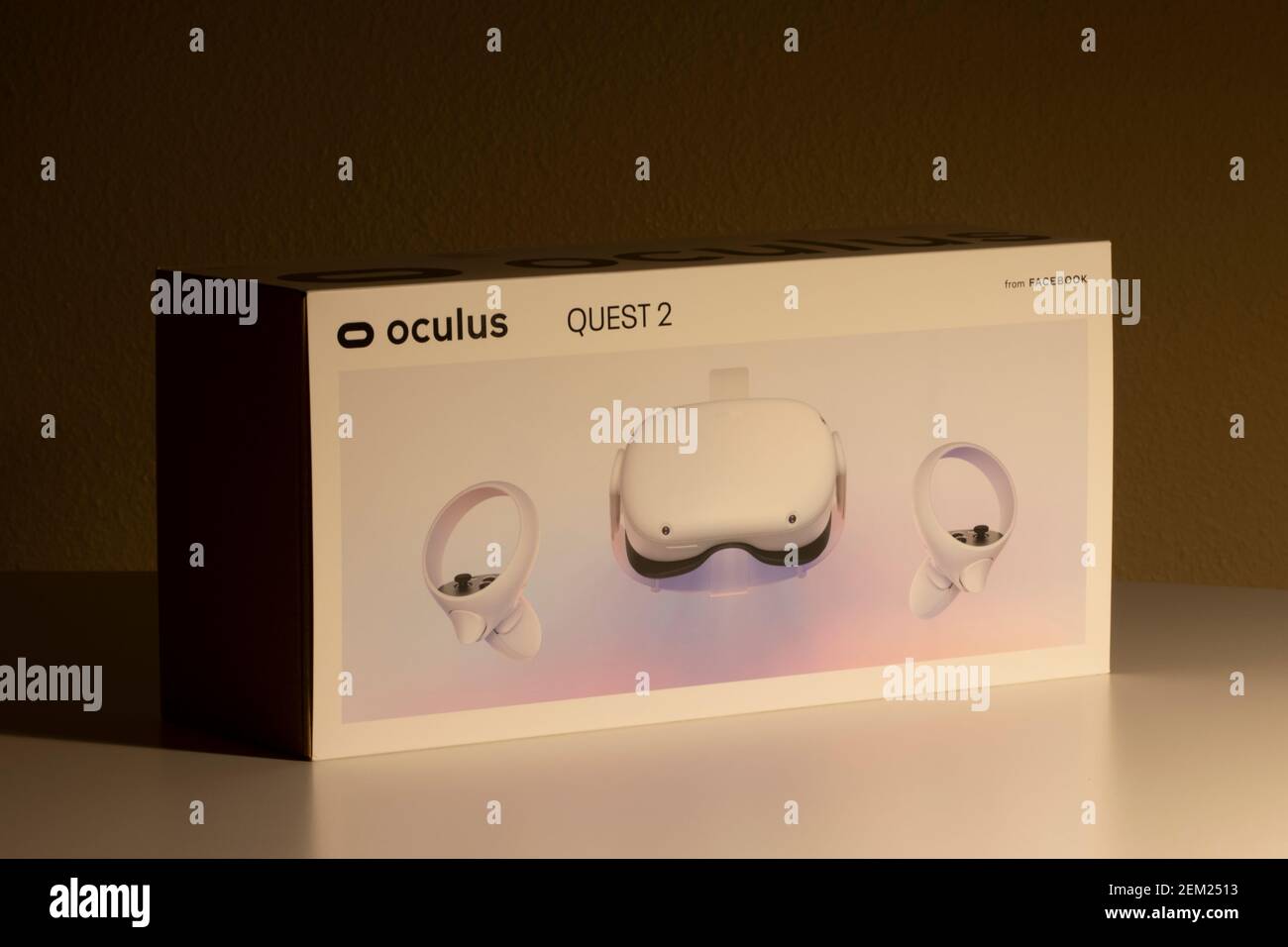 La boîte Oculus Quest 2. Quest 2 est un micro-casque de jeu VR tout-en-un, qui a été officiellement dévoilé le 16 septembre 2020 lors de Facebook Connect 7. Banque D'Images