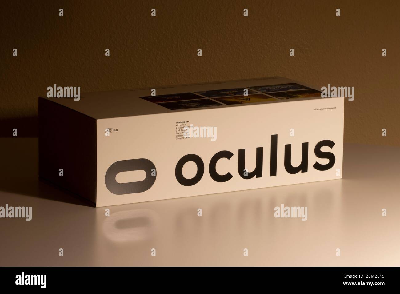 The Oculus Quest 2 Box. Quest 2 est un micro-casque de jeu de réalité virtuelle tout-en-un, qui a été officiellement dévoilé le 16 septembre 2020 lors de Facebook Connect 7. Banque D'Images