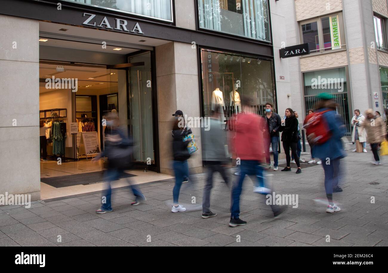 Lange Schlangen vor dem Zara in der Leopoldstraße. AM Samstag, den 30. Maï  haben viele Menschen das Wochnende in München genossen und genutzt und sind  in restaurants, cafés und zum Einkaufen in