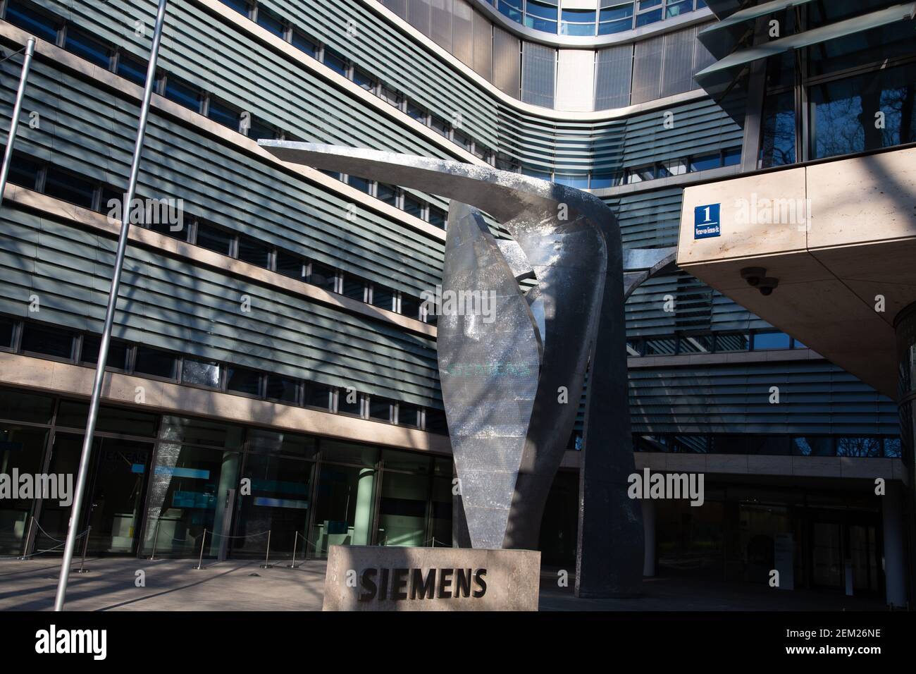 Le siège du fabricant industriel multinational allemand Siemens AG. C'est le plus grand européen. L'entreprise a annoncé que son directeur et directeur technique actuel Roland Busch succédera à Joe Kaeser en tant que PDG en 2021. (Photo par Alexander Pohl/Sipa USA) Banque D'Images