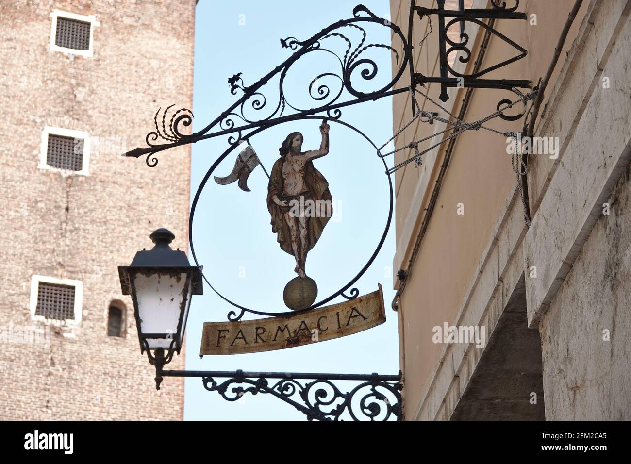 Enseigne de la pharmacie (farmacia) à Vérone, Italie Banque D'Images