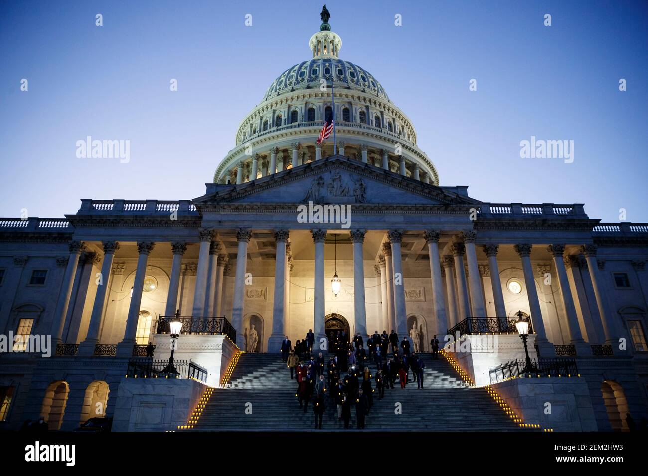 Washington, DC, États-Unis. 23 février 2021. Un groupe bipartisan de membres du Congrès américain participe à un moment de silence pour les 500,000 vies américaines perdues à COVID-19 sur les marches du Capitole à Washington, DC, les États-Unis le 23 février 2021. Credit: Ting Shen/Xinhua/Alay Live News Banque D'Images