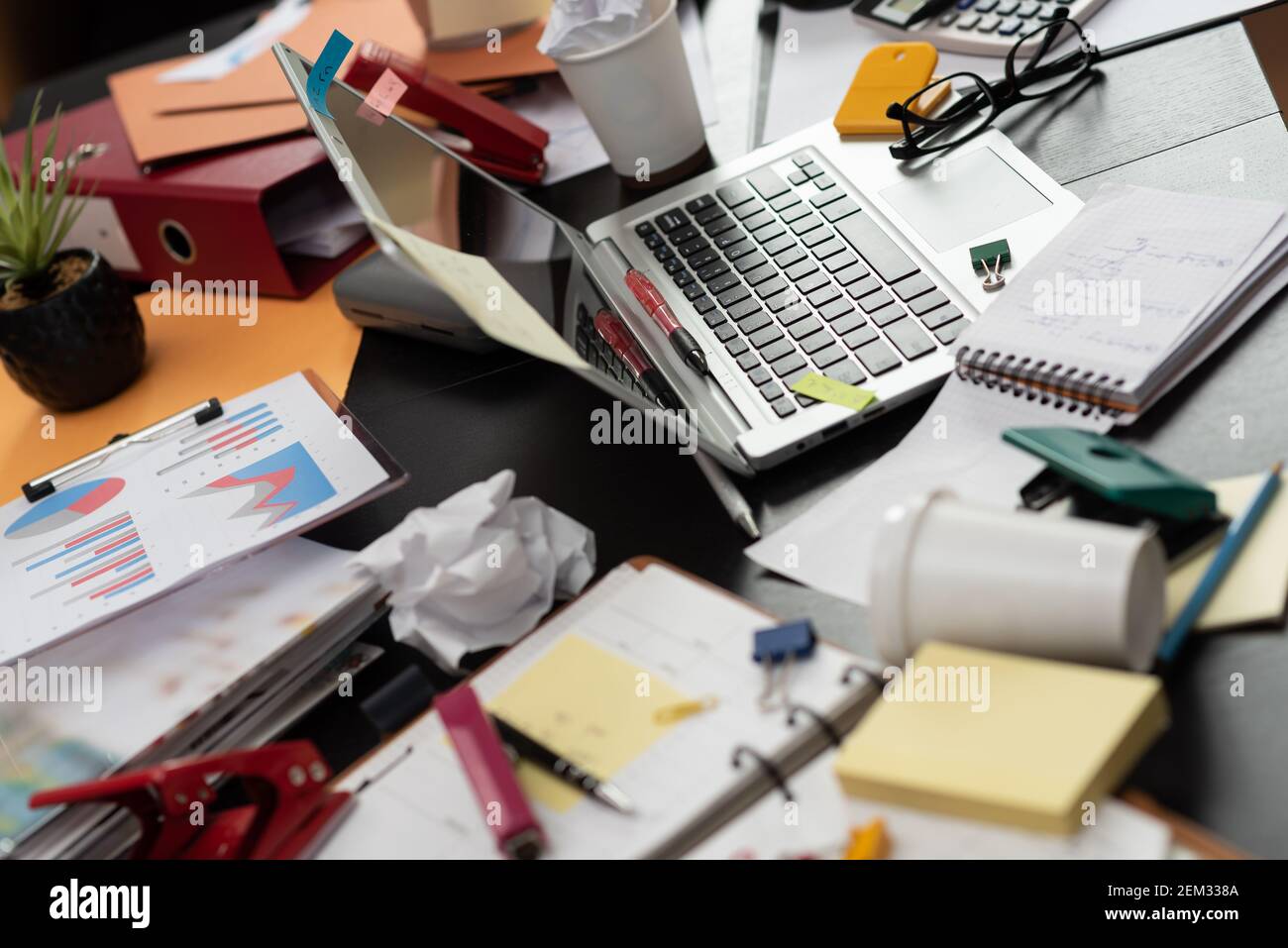 Bureau désordonné et encombré Photo Stock - Alamy