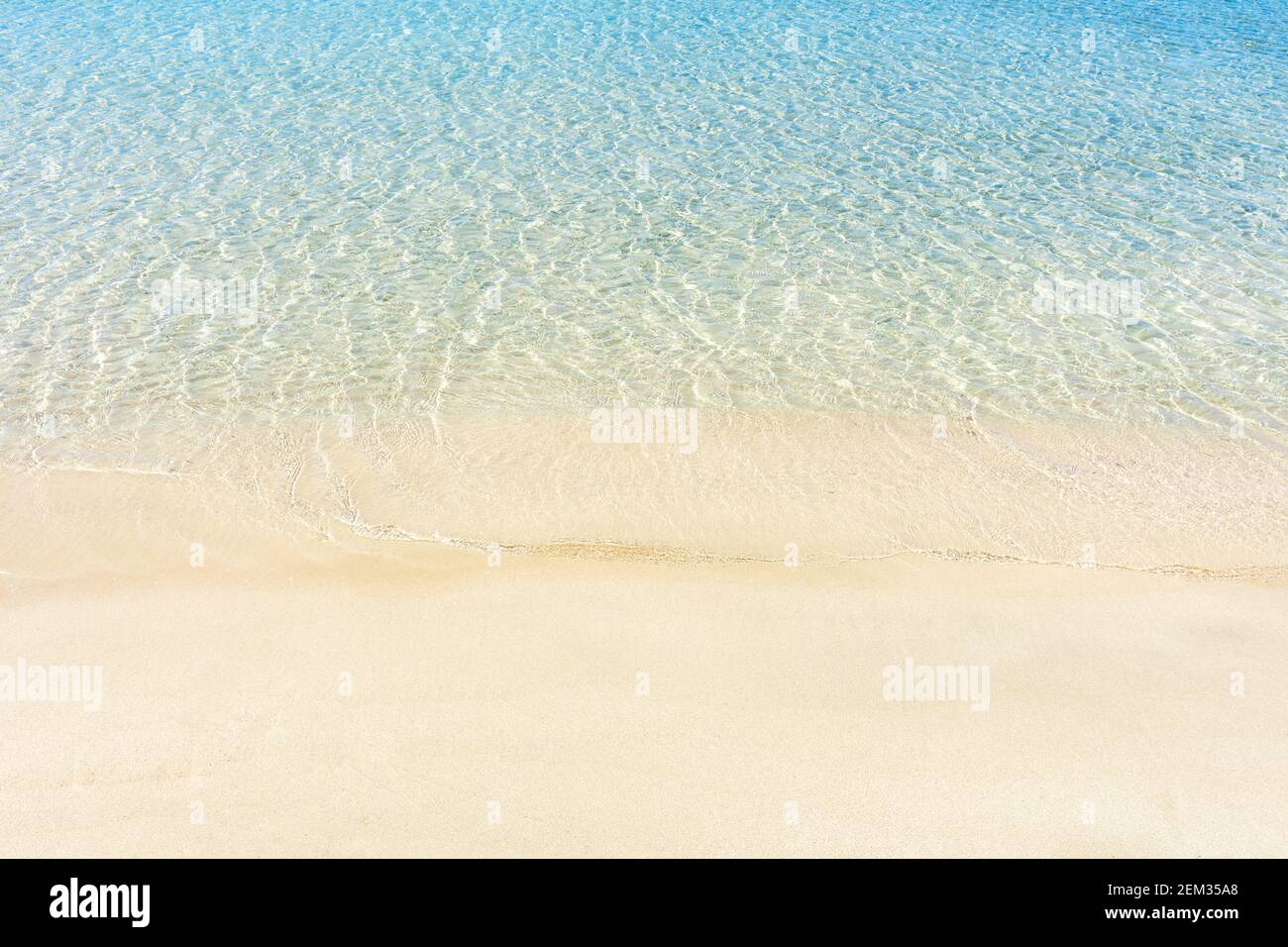 Vague bleue douce sur une plage de sable propre. Concept vacances et voyage aventure. Elafonisi Grèce. Banque D'Images