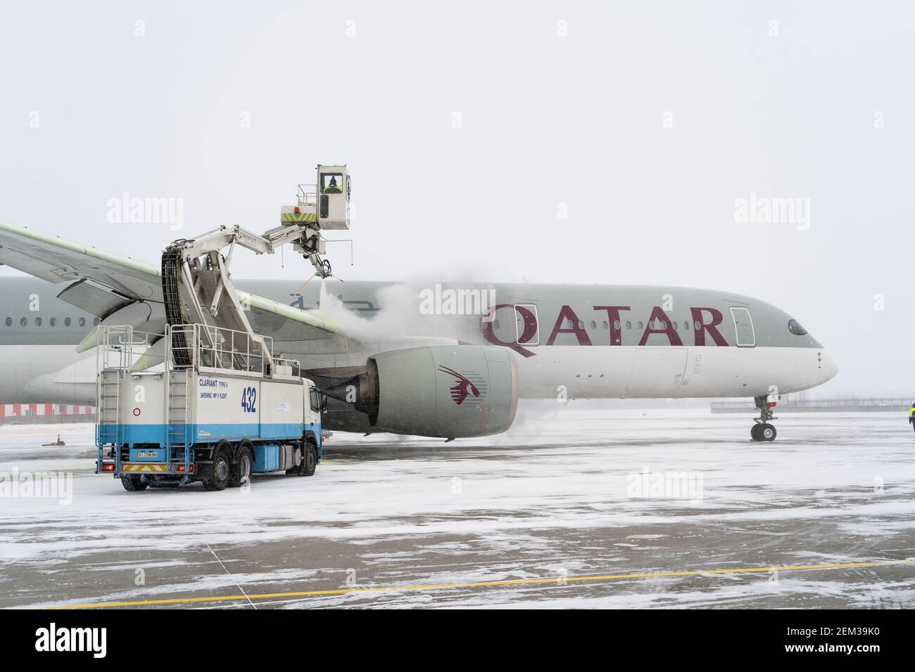 Ukraine, Kiev - 12 février 2021 : dégivrage de l'appareil avant le vol. La machine de dégivrage arrose l'aile d'un avion passager avec antifureez Banque D'Images